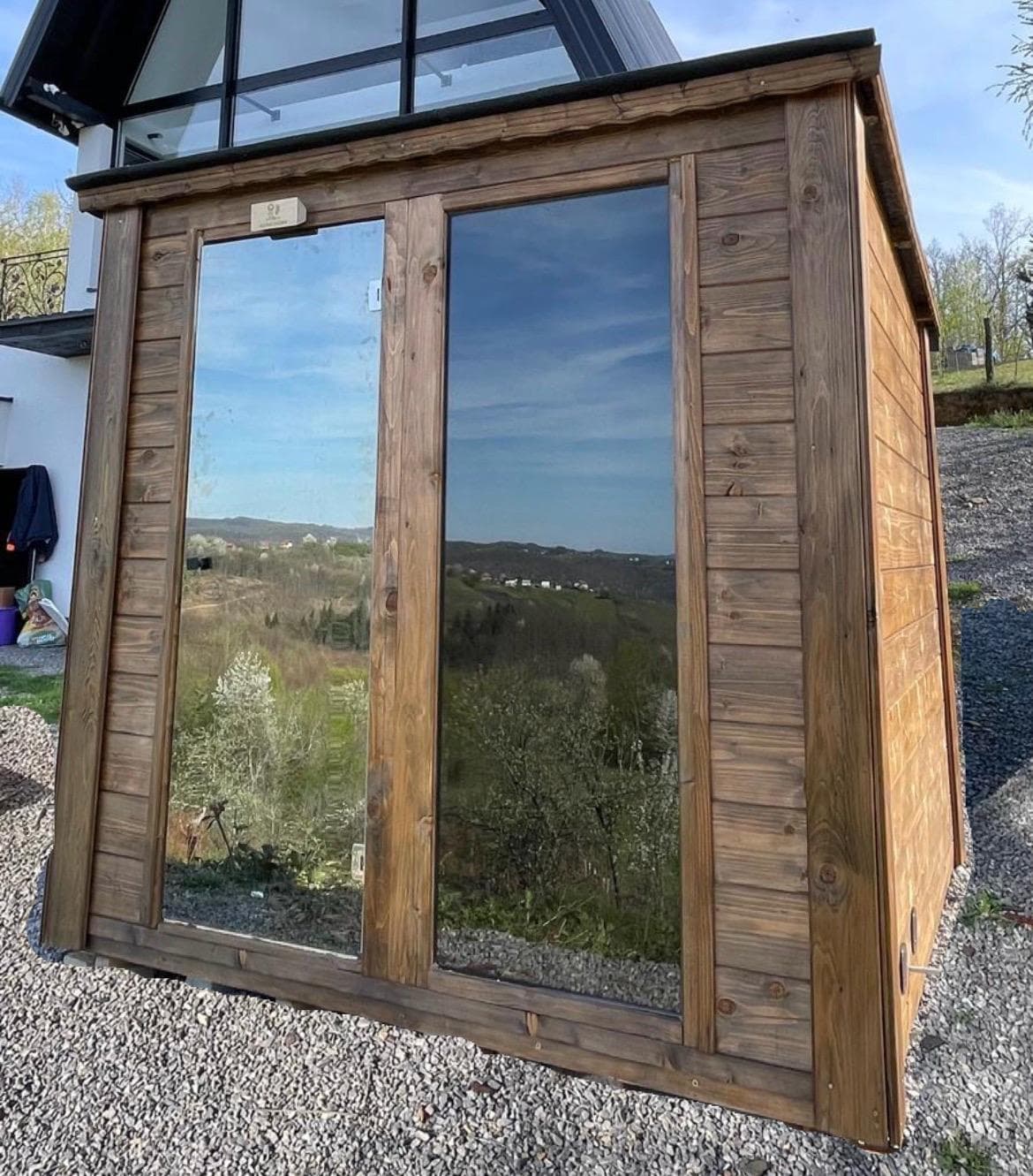 Ručno izrađena AURATHERM sauna bure postavljena u vrtu